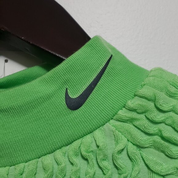 Nike runners slim top in lime green - Picture 2 of 4